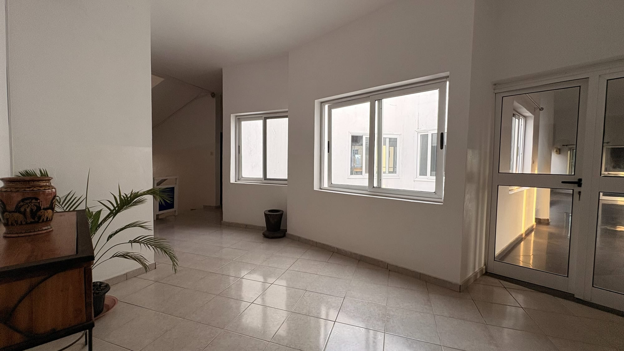 Chambre double de Maison Stella avec fauteuil et lumière naturelle, Avepozo, Lomé