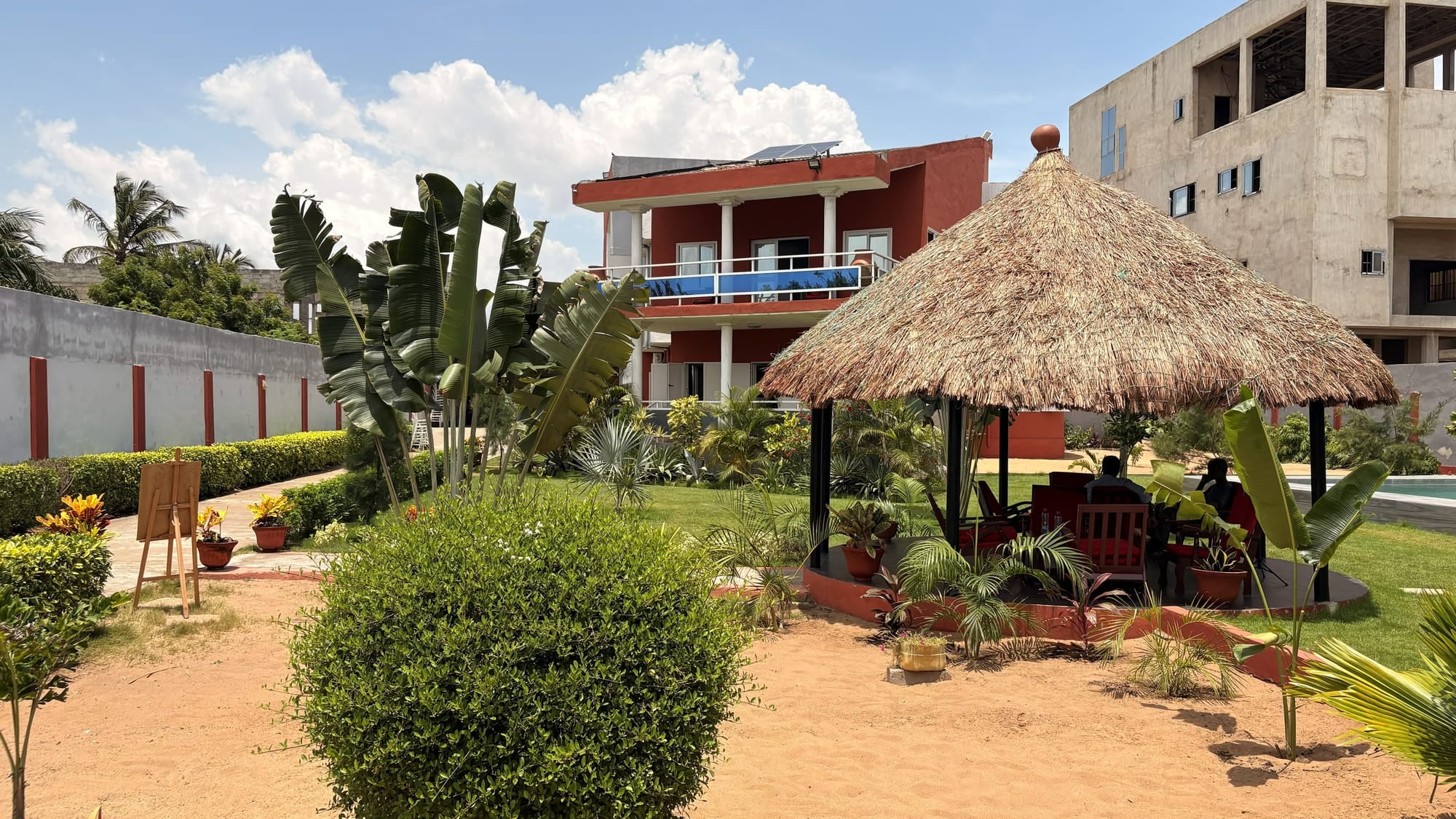 Le jardin tropical et la paillote de Maison Stella