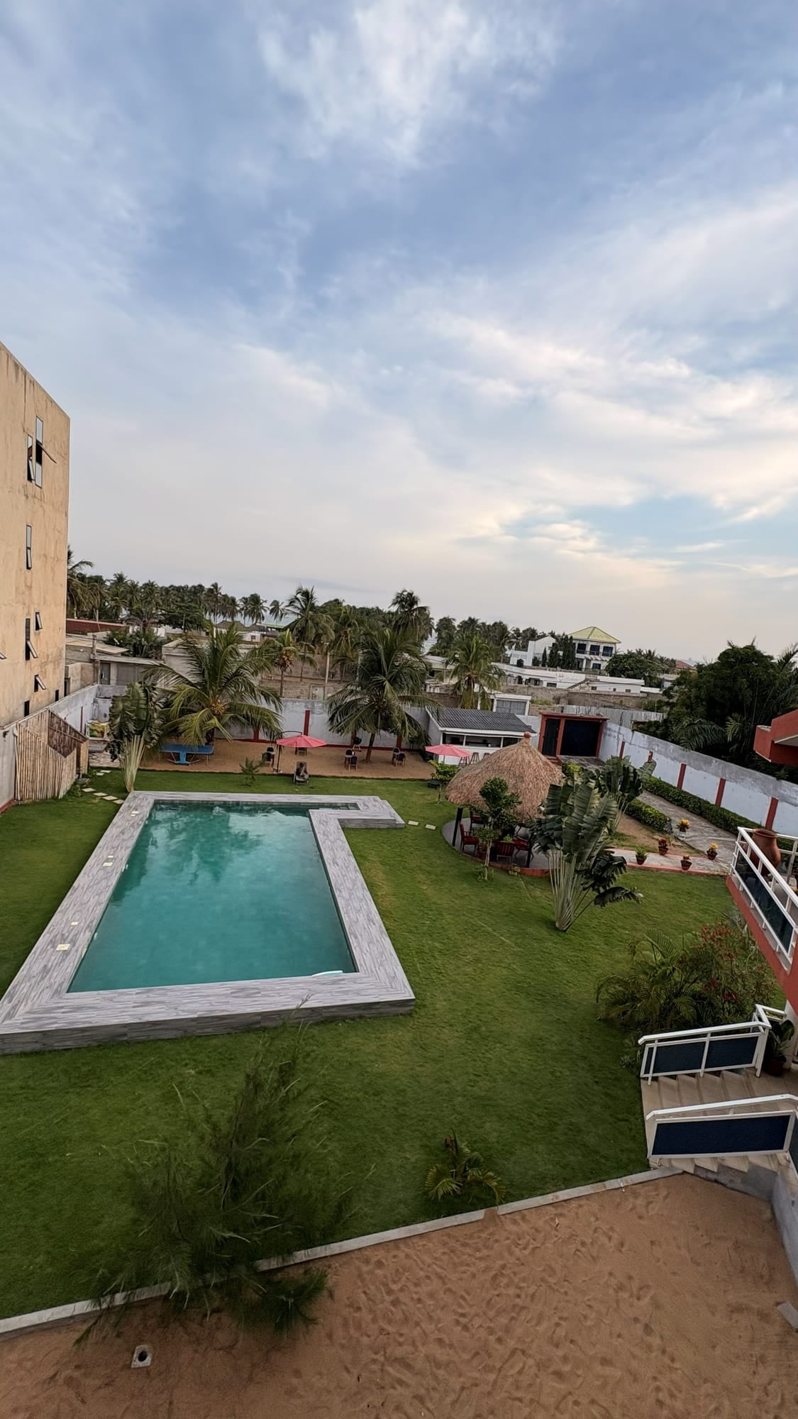 Vue en hauteur sur la piscine et le jardin de Maison Stella à Avepozo, Lomé