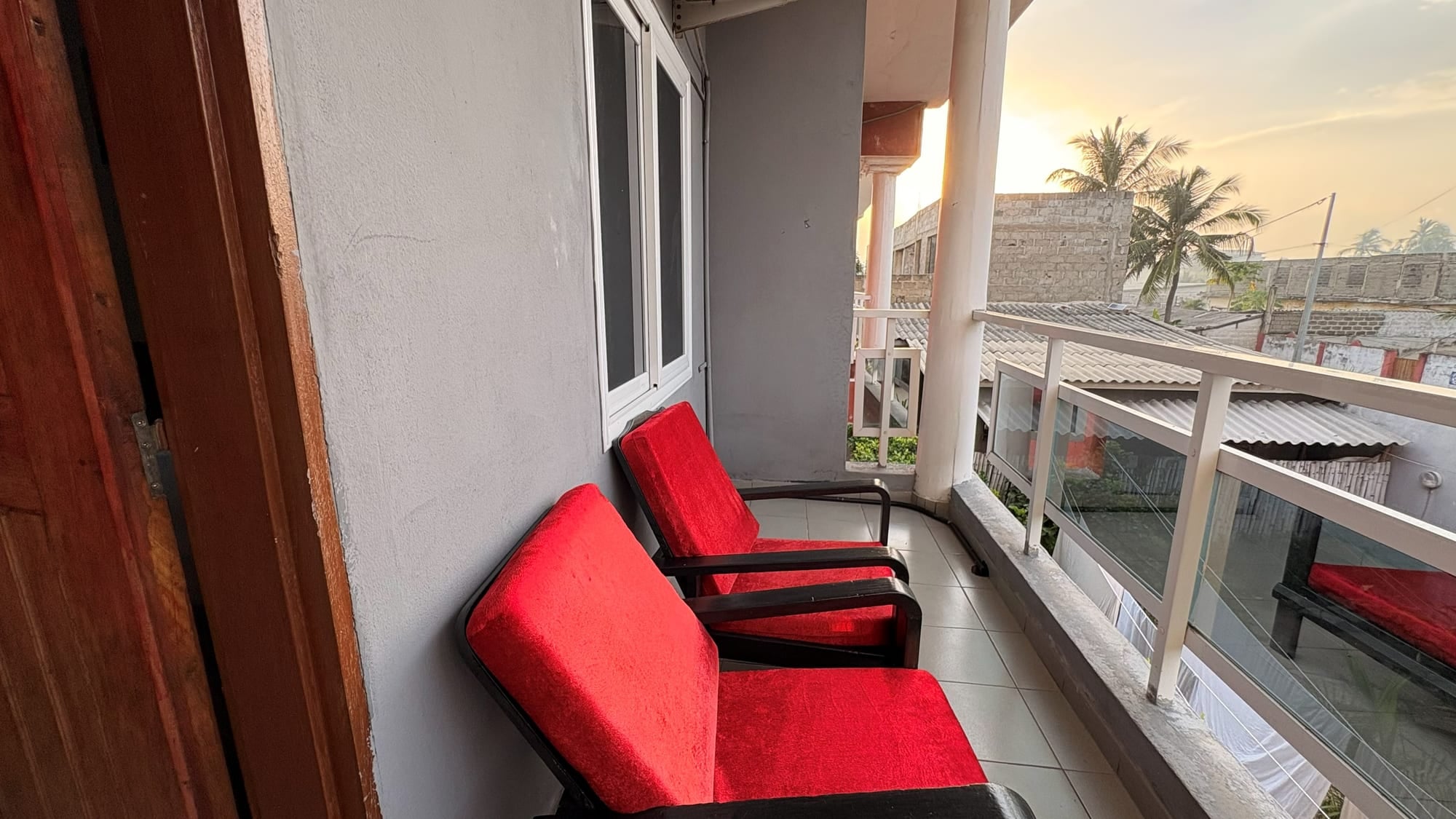 Transats sur la terrasse de Maison Stella à l'heure dorée, Avepozo, Lomé