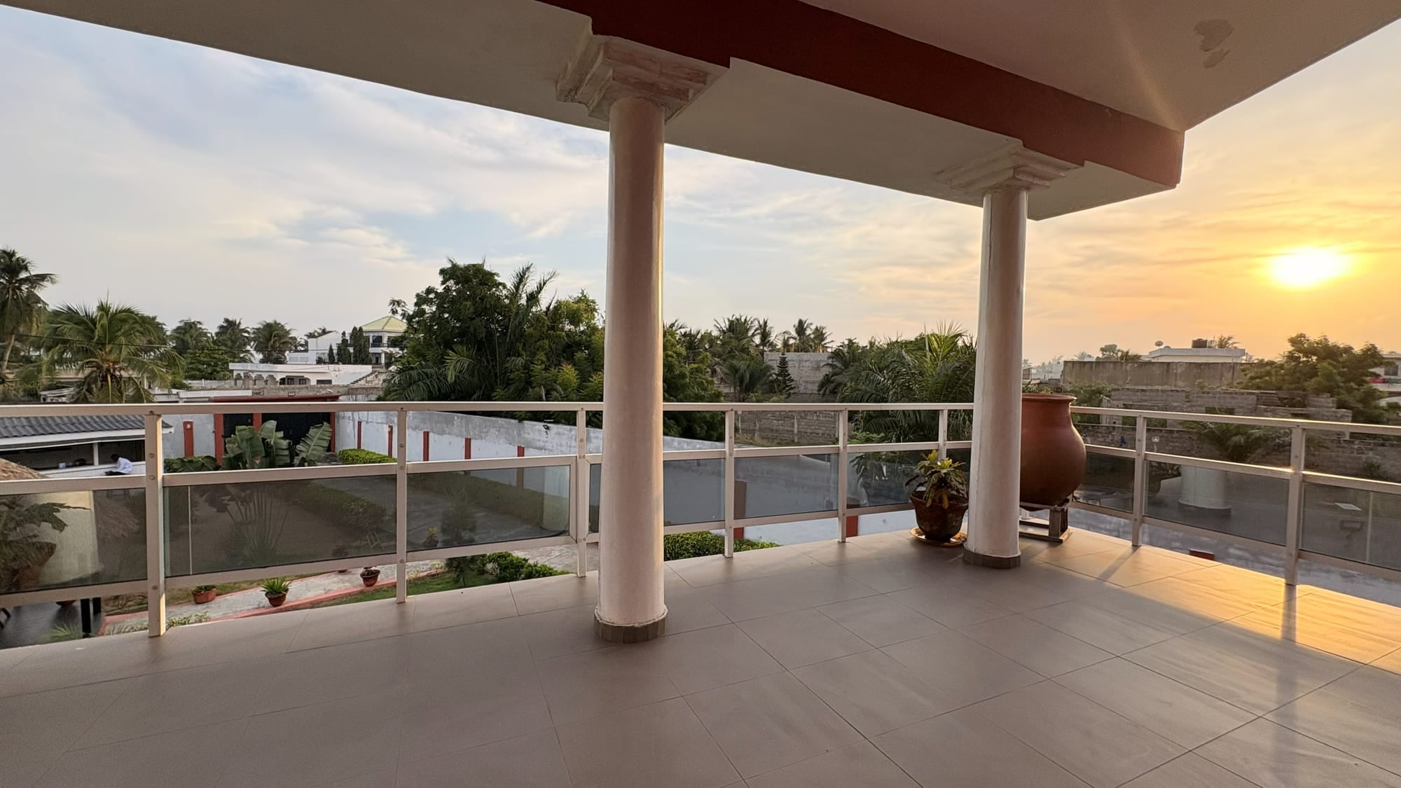 La terrasse de Maison Stella au coucher du soleil