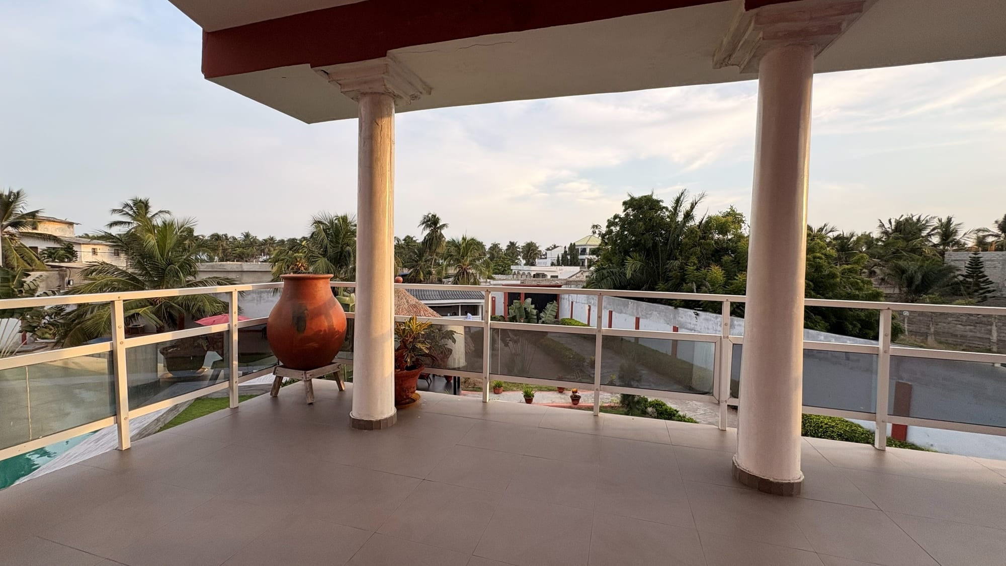 La terrasse panoramique de Maison Stella surplombant Avepozo, Lomé, Togo