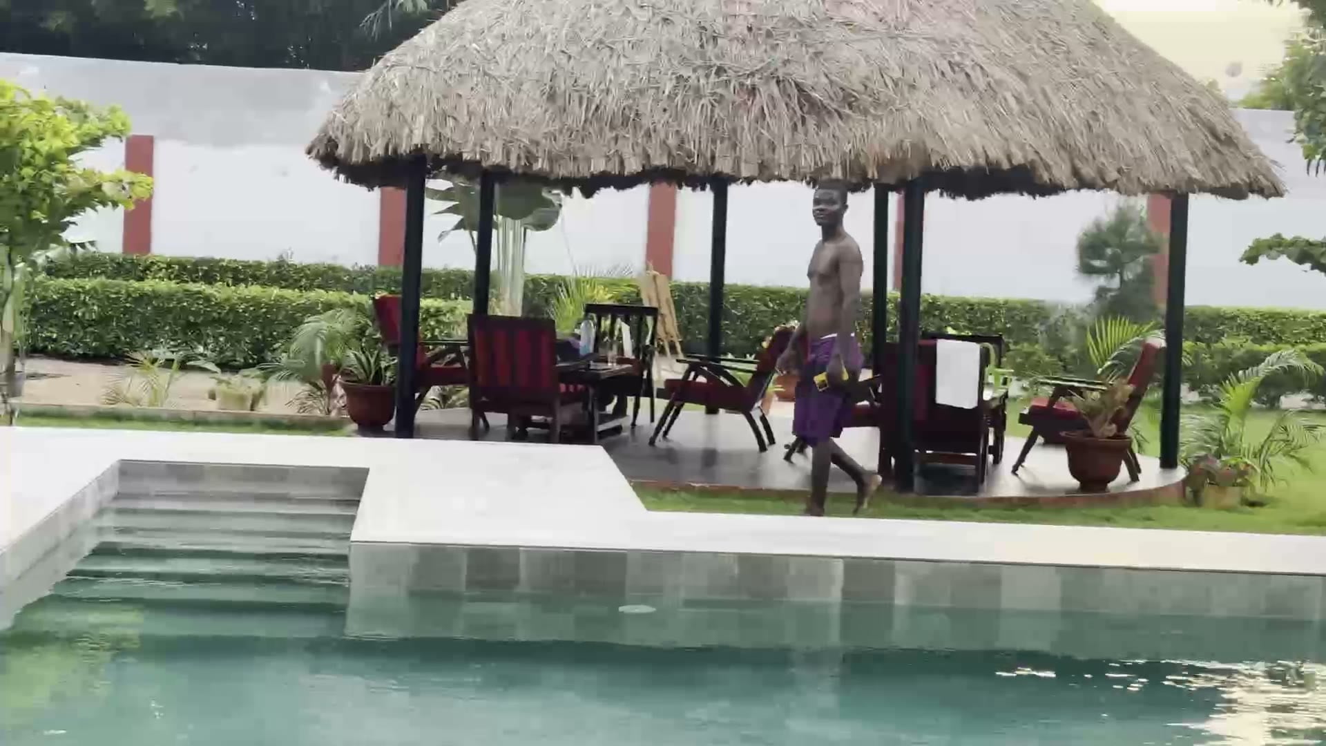 Le jardin et la terrasse à colonnes de Maison Stella, Avepozo, Lomé (vidéo)